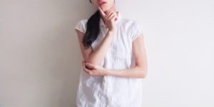 考える女性