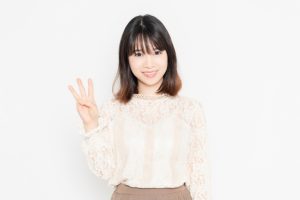 3を表示する女性