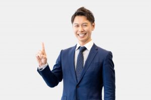 笑顔で指さす男性