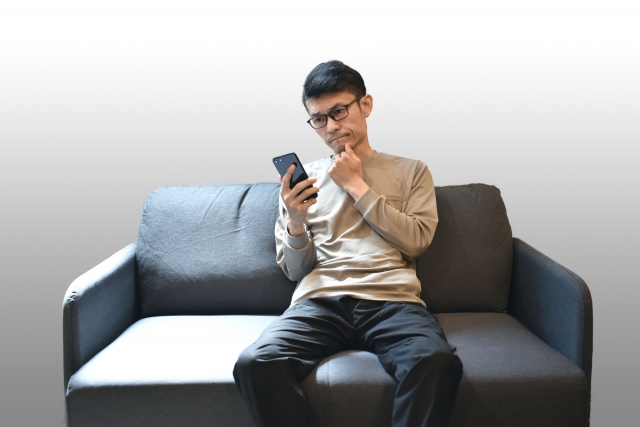 スマホを見る男性