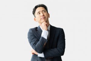 考える男性